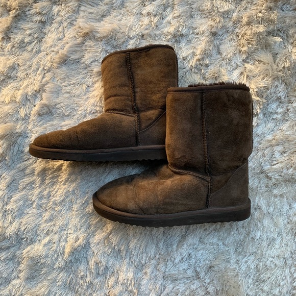Ugg Women's Classic Short Boots in Chocolate Size 8 - Picture 3 of 10